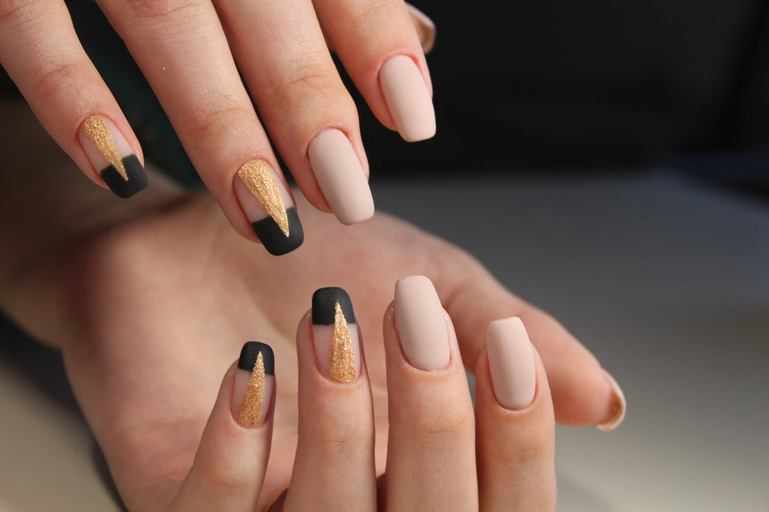 3D-Nagelkunst in Nude-, Schwarz- und Goldtönen