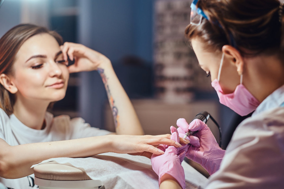 Nagelstyliste die professionele producten gebruikt
