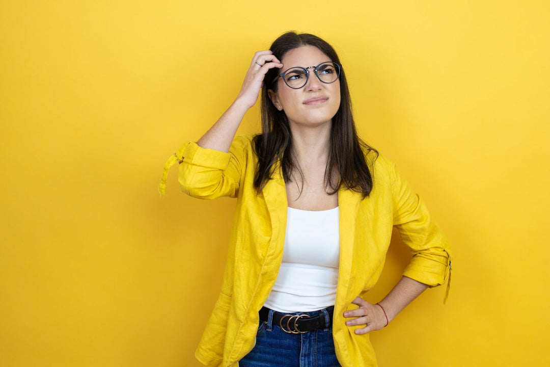 Femme se grattant la tête comme si elle était confuse.