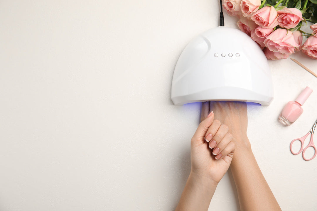 Reazioni alle unghie in gel: sensibilità vs allergia — cosa devono sapere pro & principianti