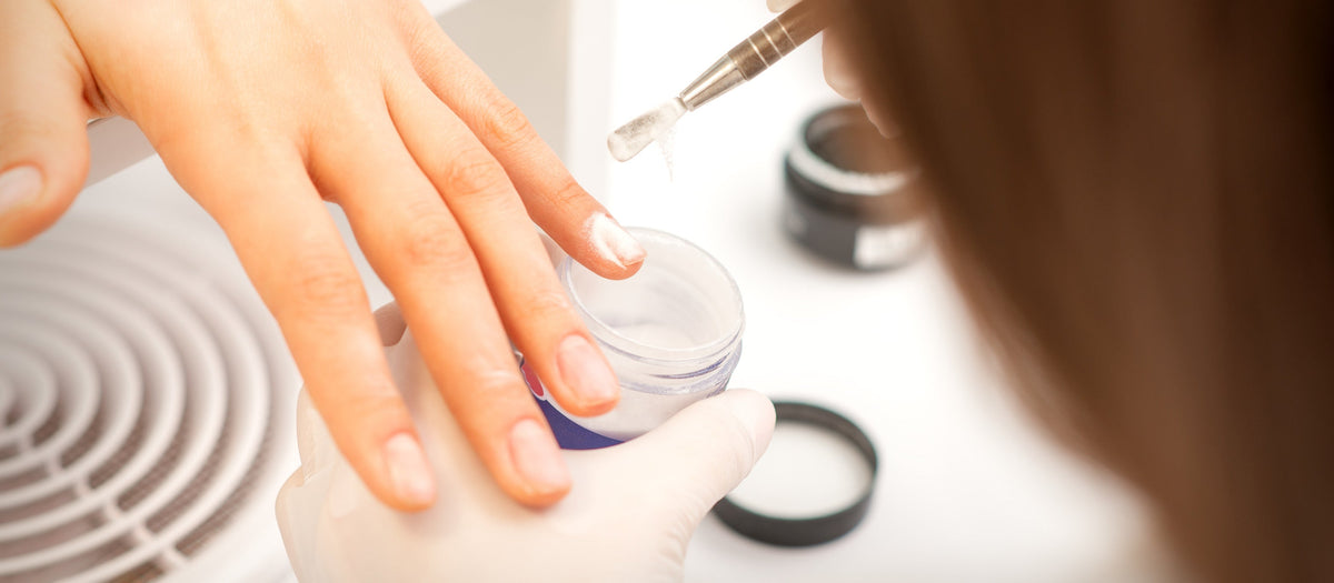  Técnica de uñas aplicando una manicura en gel.