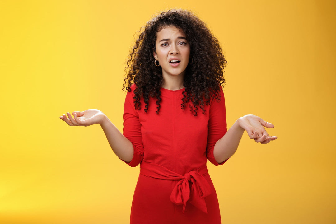 femme aux bras tendus posant une question