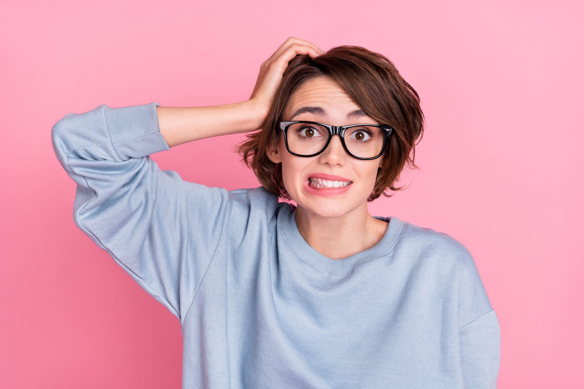 femme se grattant la tête