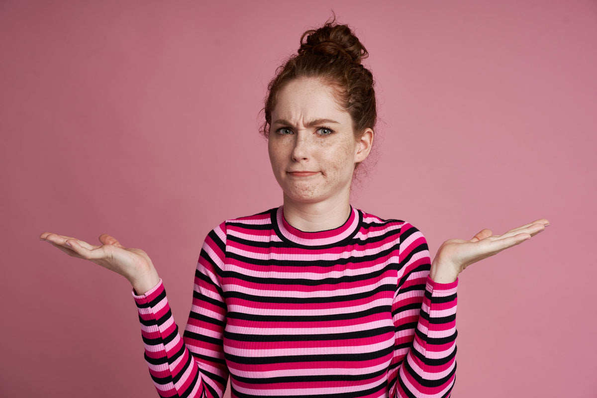Vrouw kijkt verward en stelt een vraag