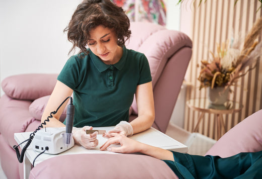  Professionnel des ongles effectuant une manucure